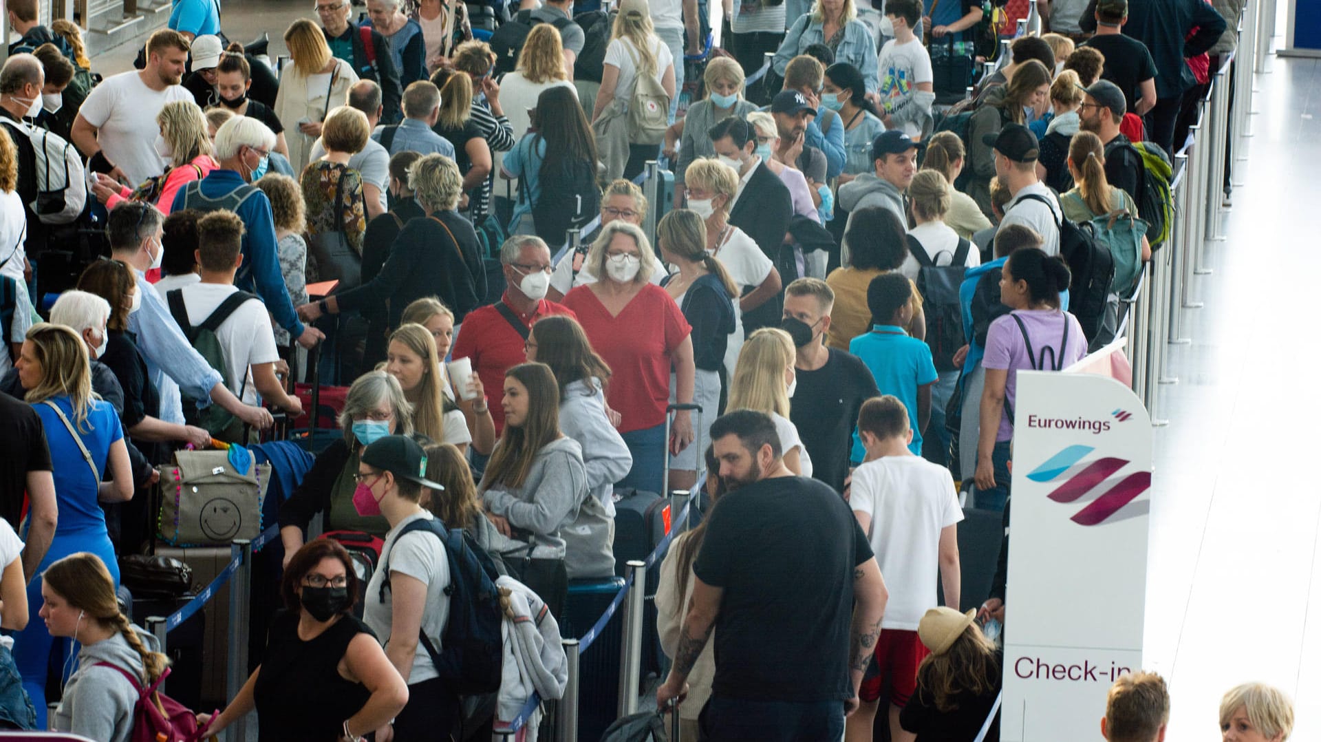 Fluggäste am Airport Düsseldorf: Viele Menschen nutzen aktuell die Deutsche Bahn – zumindest innerdeutsch.