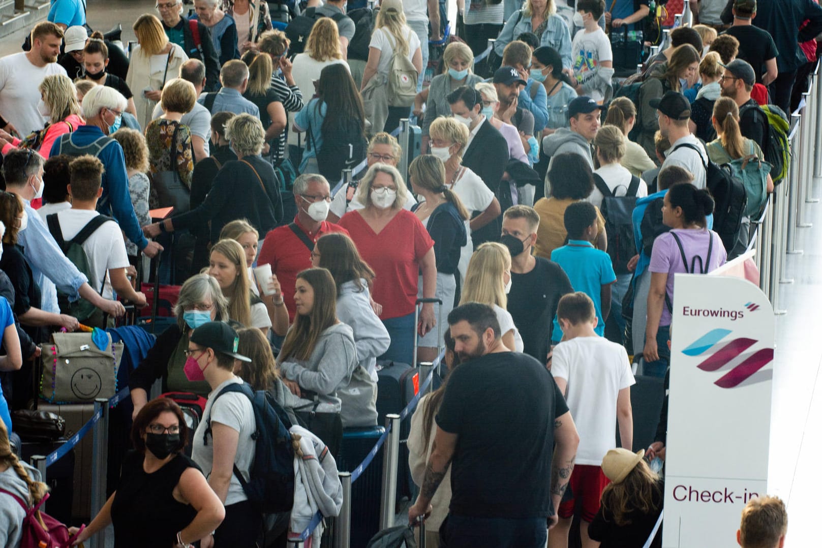 Fluggäste am Airport Düsseldorf: Viele Menschen nutzen aktuell die Deutsche Bahn – zumindest innerdeutsch. Fluggäste am Airport Düsseldorf: Viele Menschen nutzen aktuell die Deutsche Bahn – zumindest innerdeutsch.