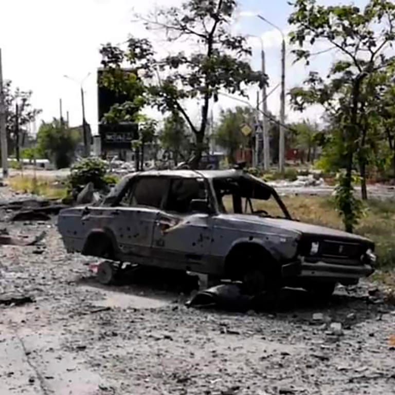Ein ausgebranntes Auto am frühen Sonntagmorgen in Lyssytschansk: Um die Stadt wurde tagelang heftig gekämpft.