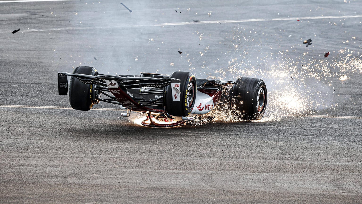 Crash zum Rennstart: Guanyu Zhou hatte Glück im Unglück.