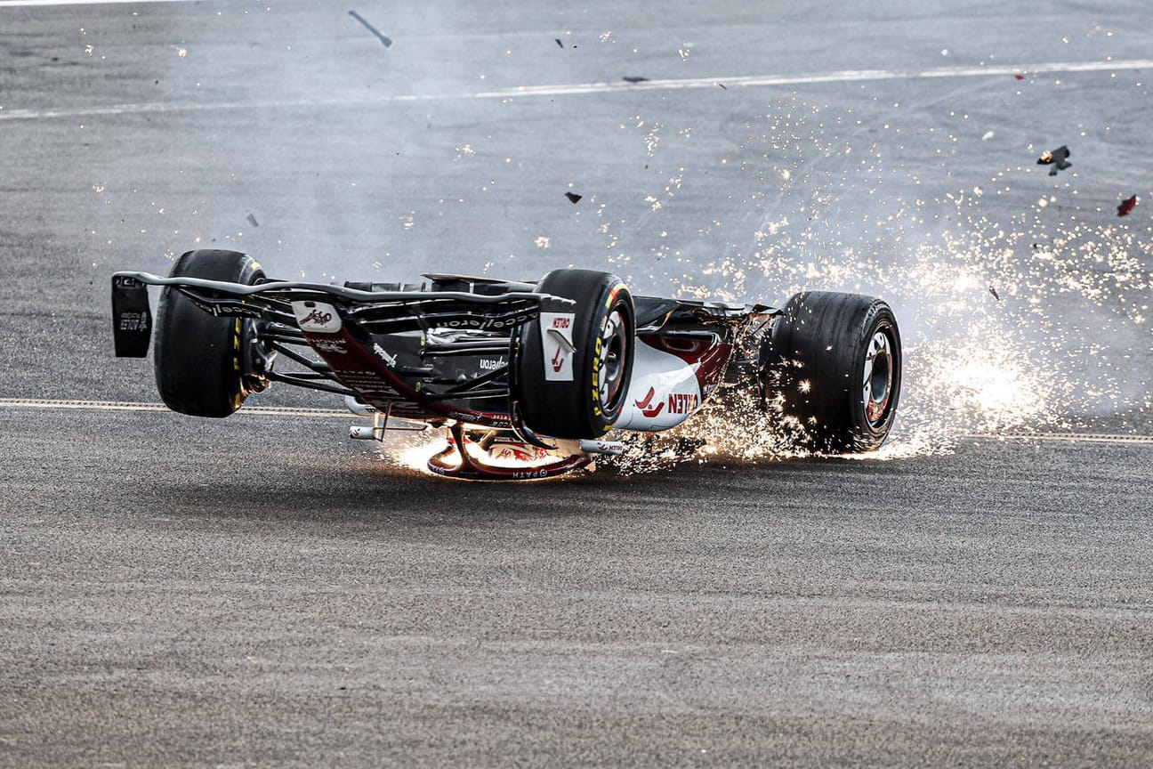 Crash zum Rennstart: Guanyu Zhou hatte Glück im Unglück.