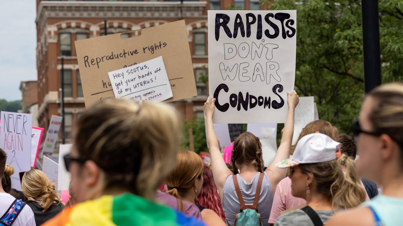 "Vergewaltiger tragen keine Kondome": Auch in Ohio wurde nach dem Urteil des Supreme Courts für das Recht auf Abtreibung demonstriert.