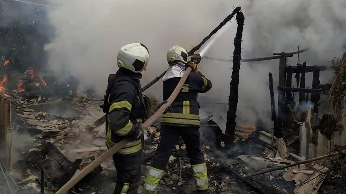 Ukrainische Feuerwehrkräfte löschen ein Feuer in einem beschädigten Wohnhaus in Lyssytschansk: "Der Kampf um den Donbass ist noch nicht vorbei", so ein Sprecher des ukrainischen Verteidigungsministeriums.