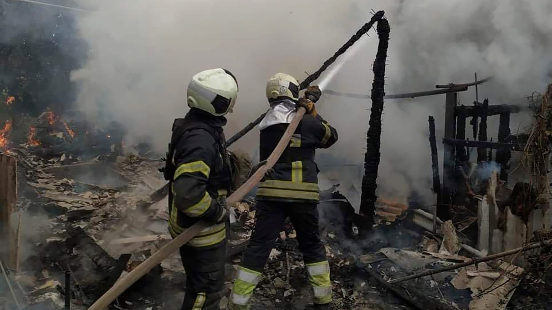 Ukrainische Feuerwehrkräfte löschen ein Feuer in einem beschädigten Wohnhaus in Lyssytschansk: "Der Kampf um den Donbass ist noch nicht vorbei", so ein Sprecher des ukrainischen Verteidigungsministeriums.