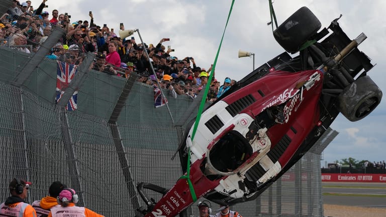 Großer Preis von Großbritannien: Der Rennwagen des chinesischen Formel-1-Pilot Zhou vom Team Alfa Romeo wird nach dessen Unfall von der Rennstrecke abtransportiert.