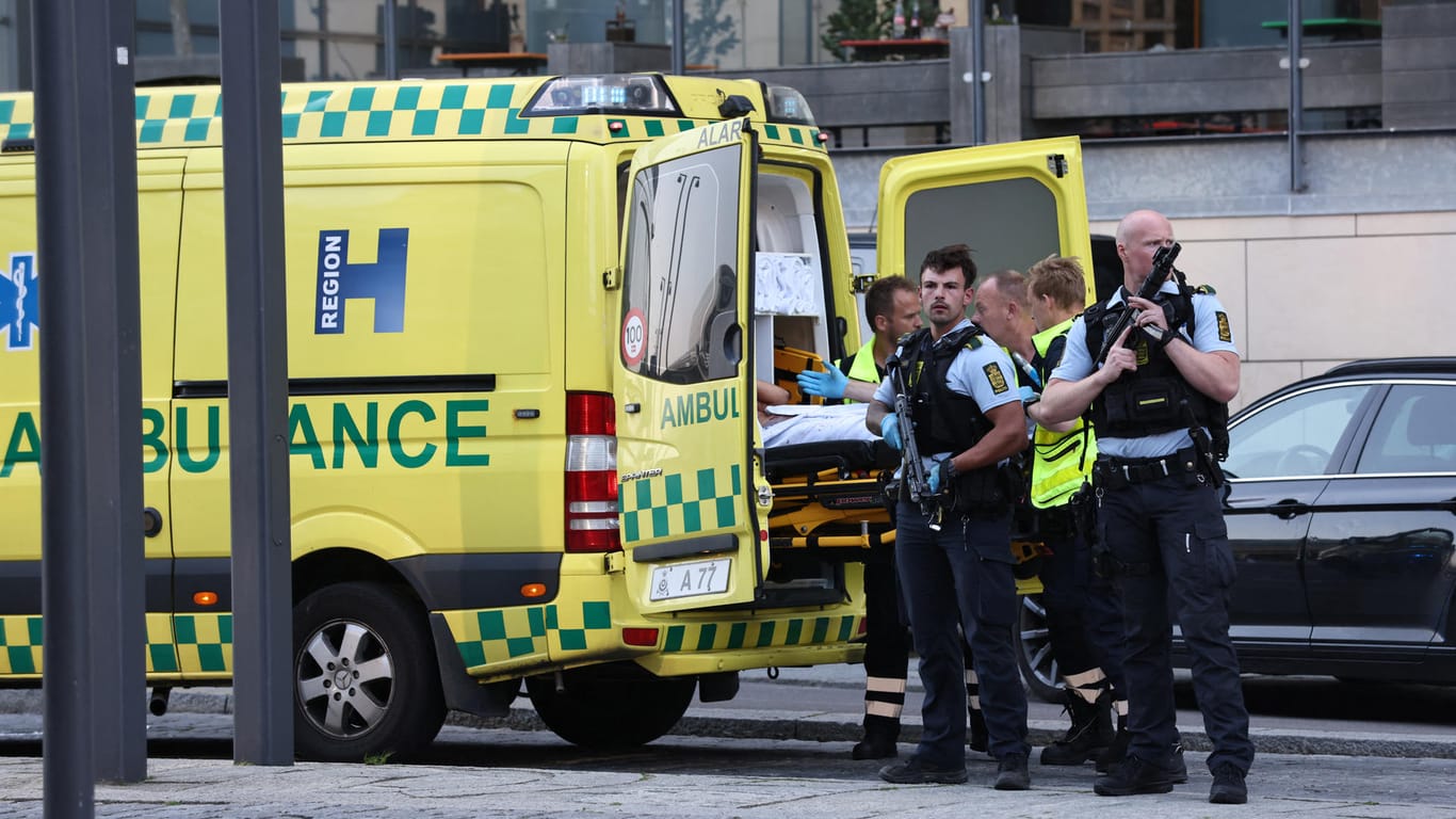 Sicherheits- und Rettungskräfte erreichen den Tatort in Kopenhagen: In einem Einkaufszentrum in der dänischen Hauptstadt sind Schüsse gefallen.