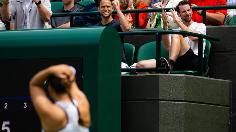 Christopher Kas (re.): Der Trainer und TV-Experte sucht während des Zweitrundenmatches in Wimbledon Kontakt zu seiner Spielerin Jule Niemeier.