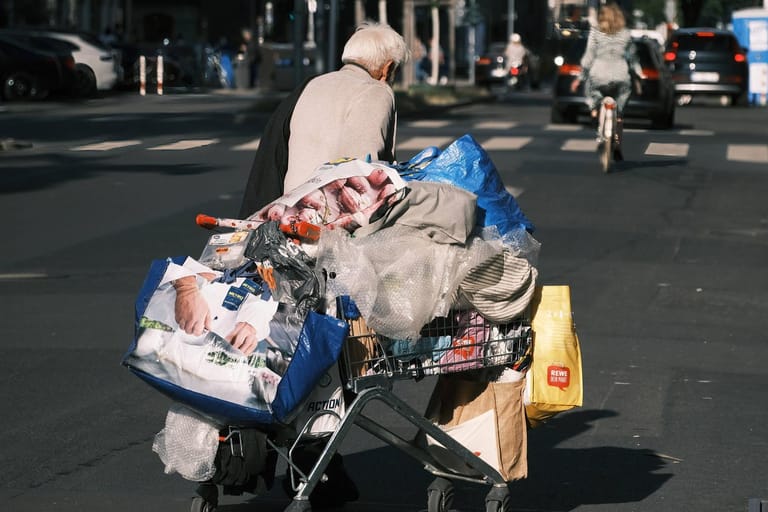 Obdachloser in Düsseldorf: Immer mehr Menschen leben in Armut.