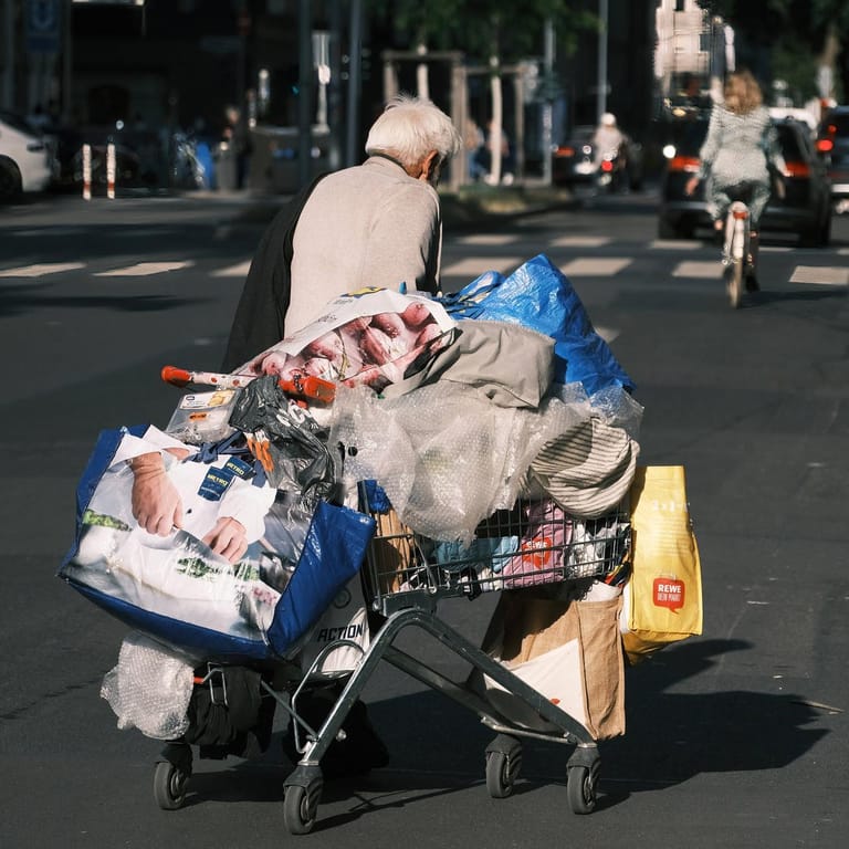 Obdachloser in Düsseldorf: Immer mehr Menschen leben in Armut.