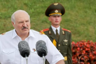Alexander Lukaschenko (Archivbild): Der belarussische Präsident hält Wladimir Putin die Treue.