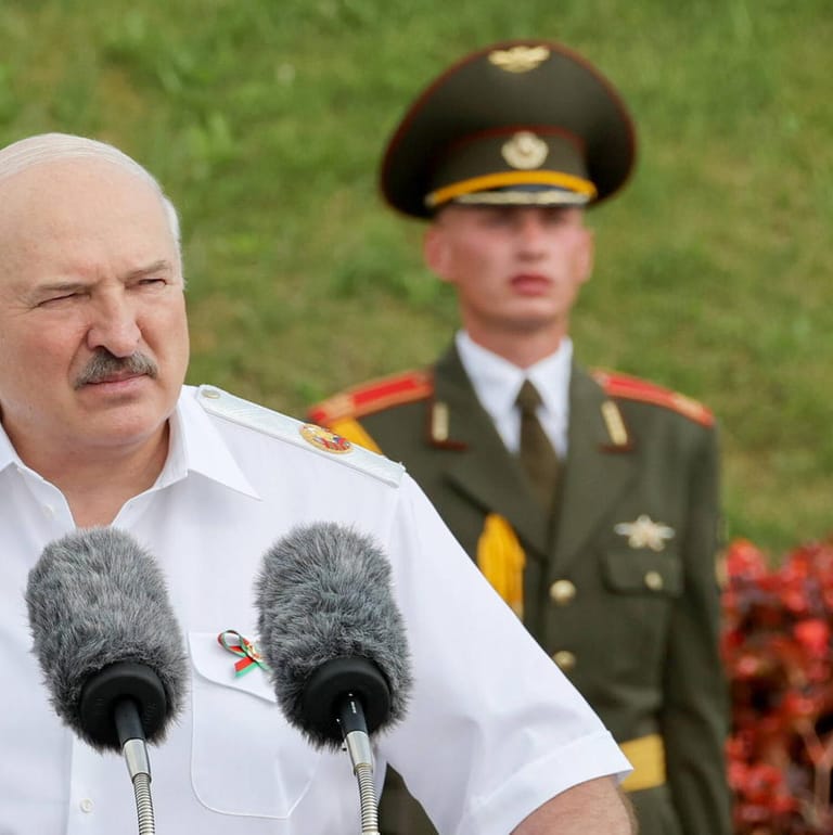 Alexander Lukaschenko (Archivbild): Der belarussische Präsident hält Wladimir Putin die Treue.