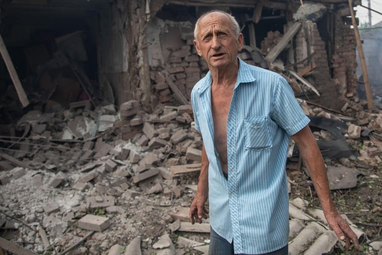 Nach Raketenangriffen auf Slowjansk: Der 71-jährige Wladimir Wassiljewitsch steht im Hof des zerstörten Hauses seiner Verwandten.
