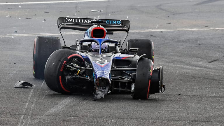 Alexander Albon: Der Formel-1-Pilot nach dem Crash in seinem Williams.