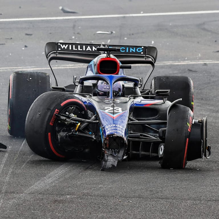 Alexander Albon: Der Formel-1-Pilot nach dem Crash in seinem Williams.