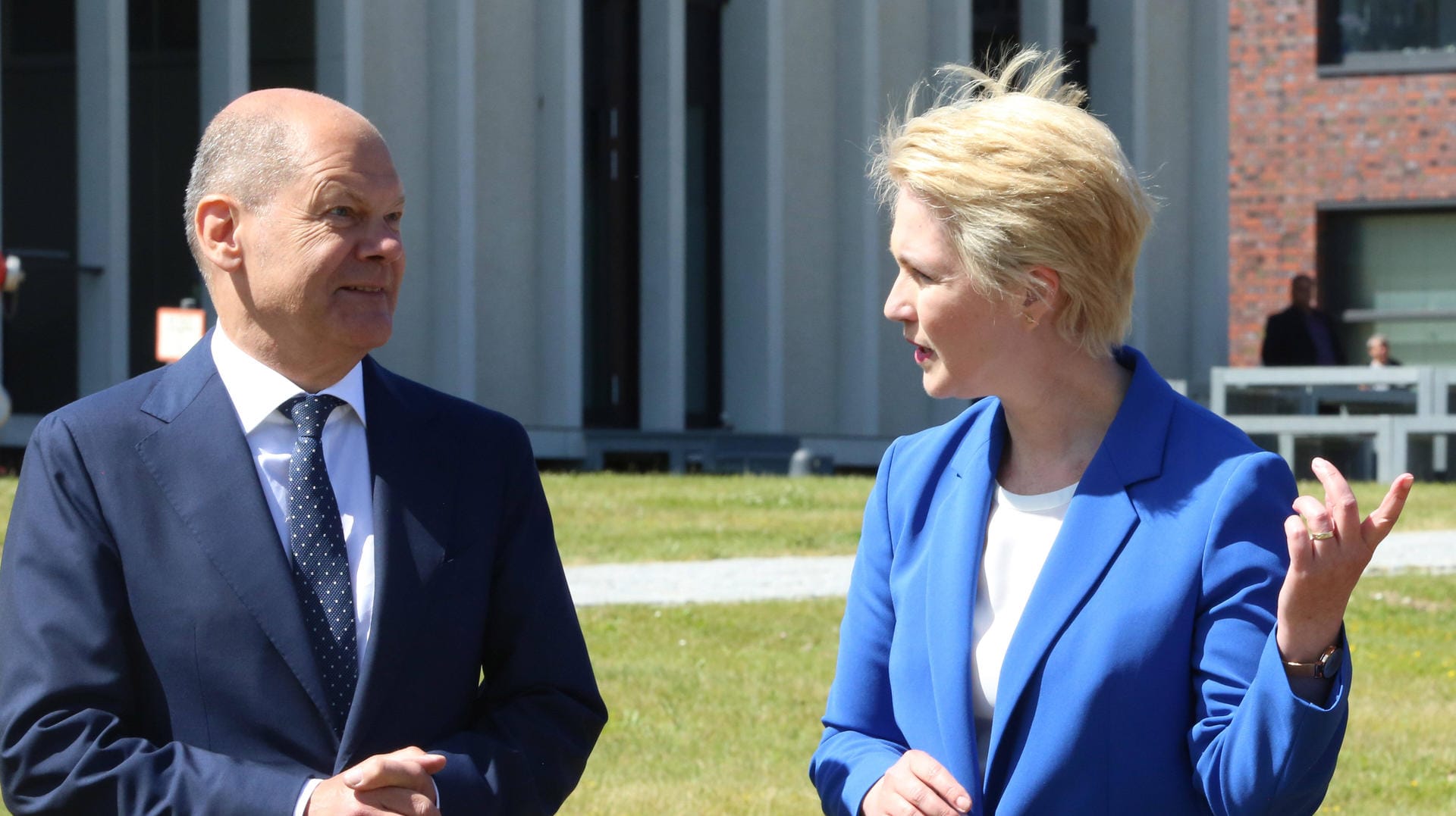 Manuela Schwesig (SPD) mit Bundeskanzler Olaf Scholz: Ihre Parteinahme für Nord Stream 2 belastet sie politisch.