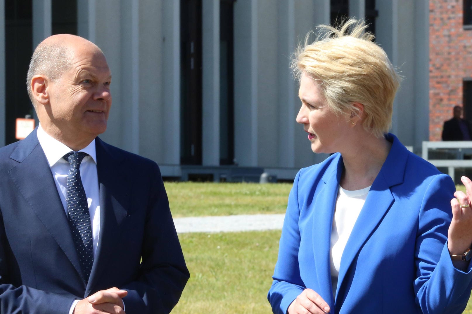 Manuela Schwesig (SPD) mit Bundeskanzler Olaf Scholz: Ihre Parteinahme für Nord Stream 2 belastet sie politisch.
