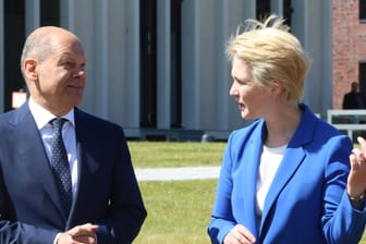Manuela Schwesig (SPD) mit Bundeskanzler Olaf Scholz: Ihre Parteinahme für Nord Stream 2 belastet sie politisch.