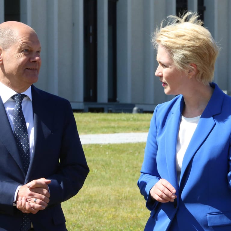 Manuela Schwesig (SPD) mit Bundeskanzler Olaf Scholz: Ihre Parteinahme für Nord Stream 2 belastet sie politisch.