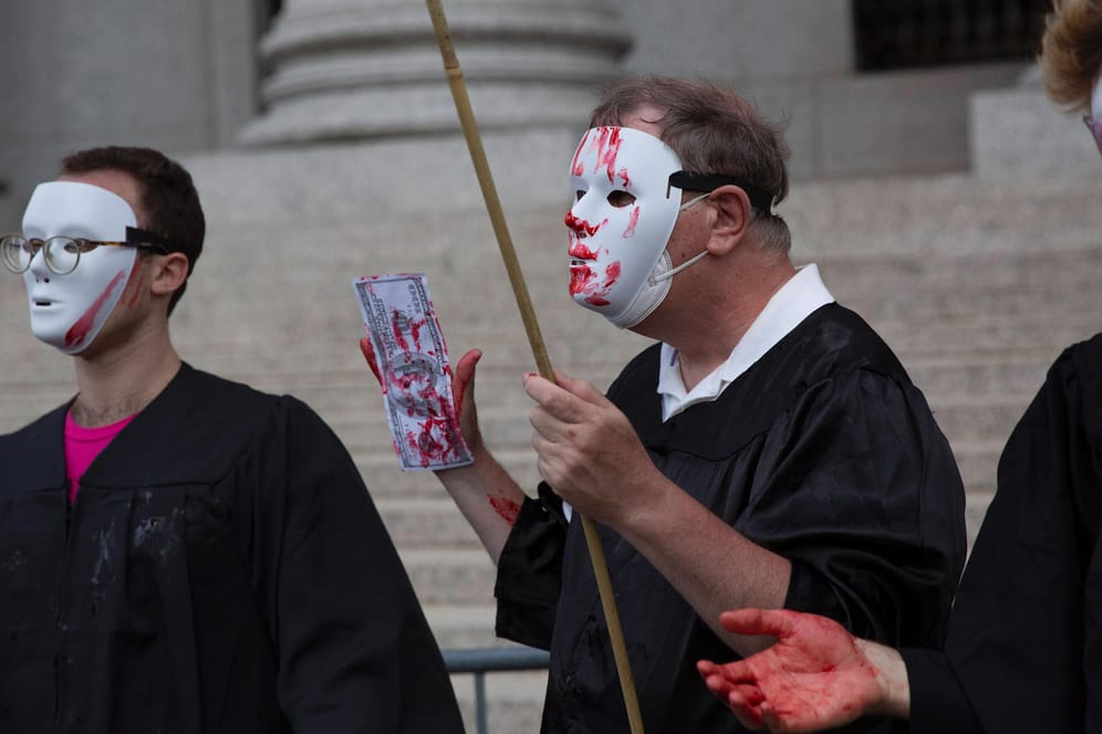 Nach dem Klimaurteil verkleiden sich Demonstranten als Richter mit Blut an den Händen (Archiv): Der Supreme Court ist zum Zertrümmerer des liberalen Amerika geworden.