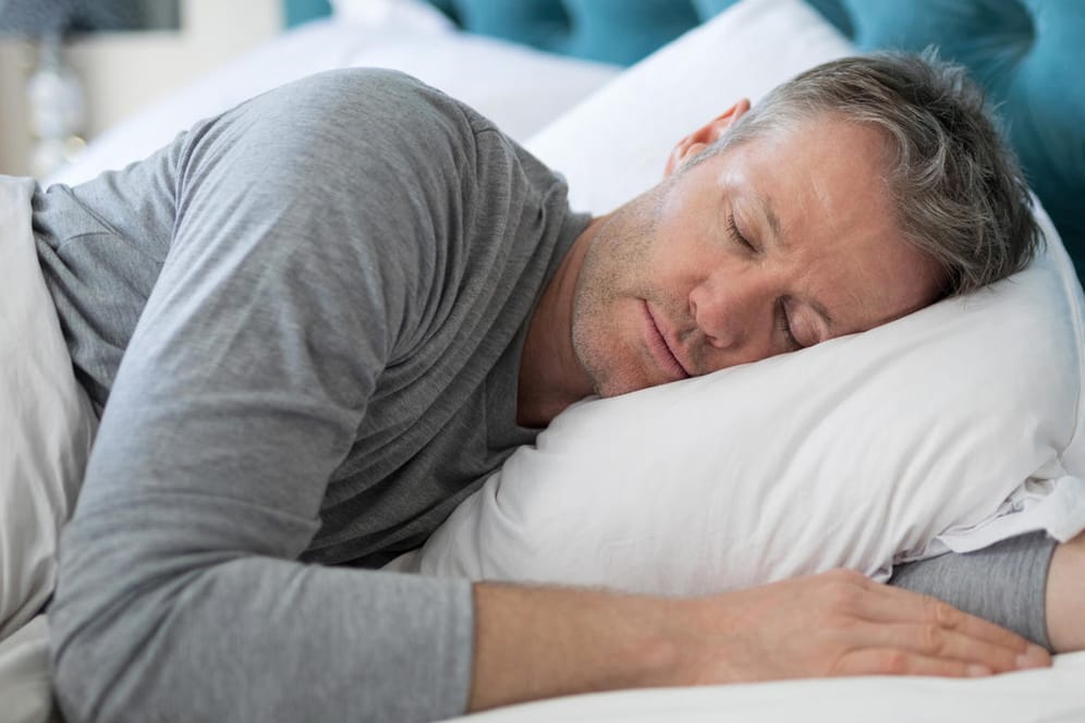 Schlafen (Symbolbild): Die Herzfrequenz kann sowohl im Ruhezustand als auch beim Sport und im Schlaf variieren.