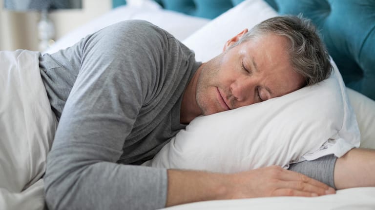 Schlafen (Symbolbild): Die Herzfrequenz kann sowohl im Ruhezustand als auch beim Sport und im Schlaf variieren.