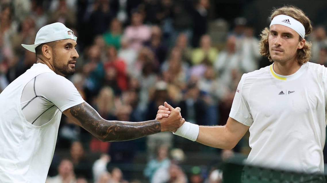 Nick Kyrgios und Stefanos Tsitsipas (r.): Nach dem hitzigen Duell müssen beide eine Geldstrafe zahlen.