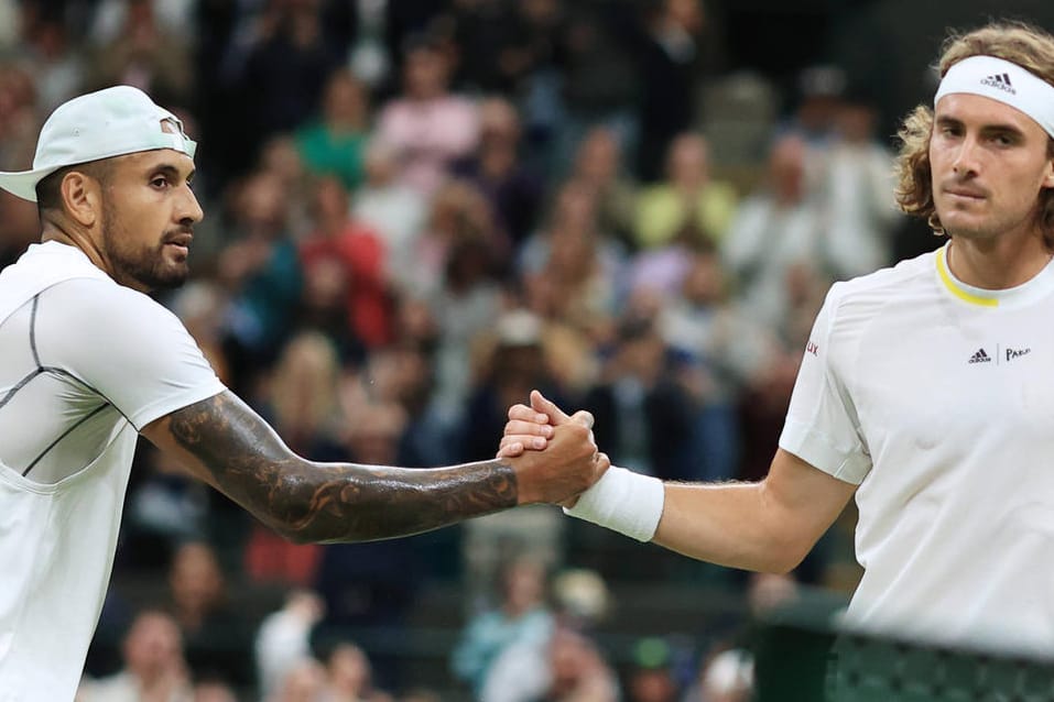 Nick Kyrgios und Stefanos Tsitsipas (r.): Nach dem hitzigen Duell müssen beide eine Geldstrafe zahlen.