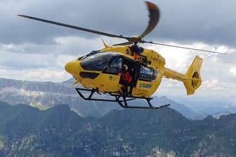 Rettungshubschrauber in den Dolomiten: Dutzende Menschen werden noch vermisst.