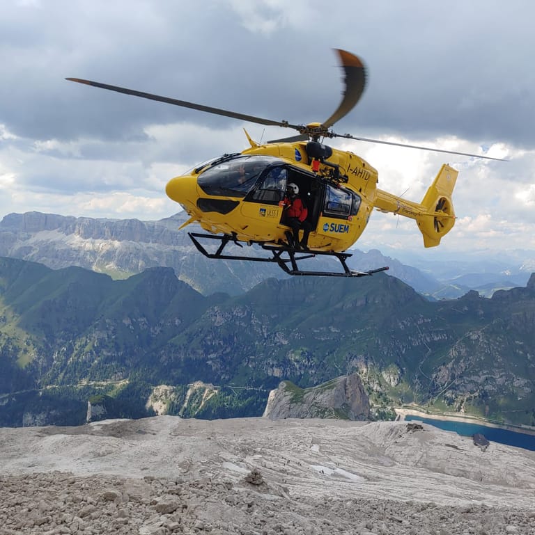 Rettungshubschrauber in den Dolomiten: Dutzende Menschen werden noch vermisst.