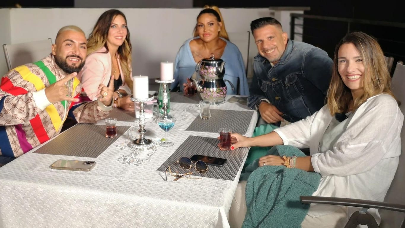 "Das perfekte Promi Dinner" (v.l.): Lou Savage (half seiner Frau Lisha), Danni Büchner, Lisha Savage, Marco Gülpen und Licia Wycislik.
