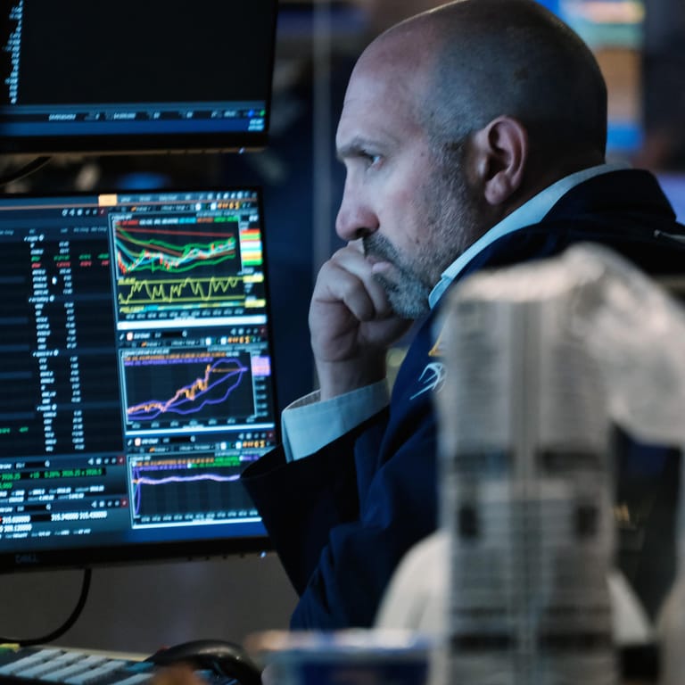 Eine Trader in New York (Symbolbild): Die US-Börse bleibt am Montag geschlossen, in Deutschland macht der Dax moderate Gewinne.
