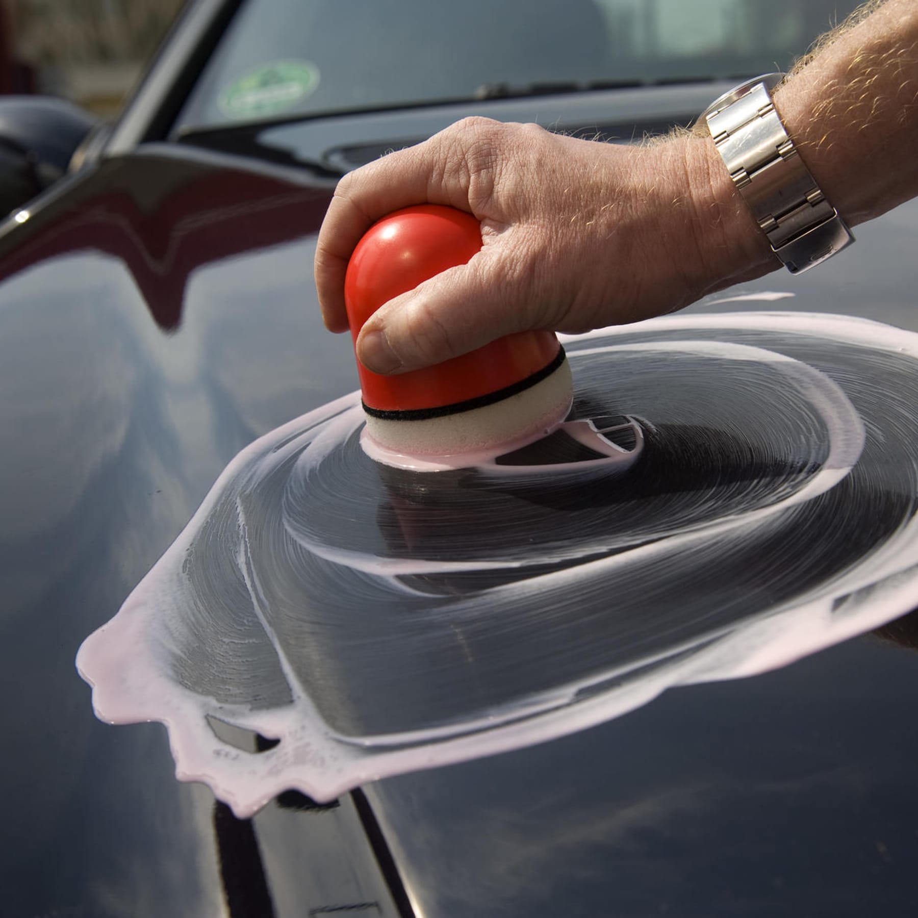 Sonnencreme auf dem Autolack: Flecken schnell entfernen