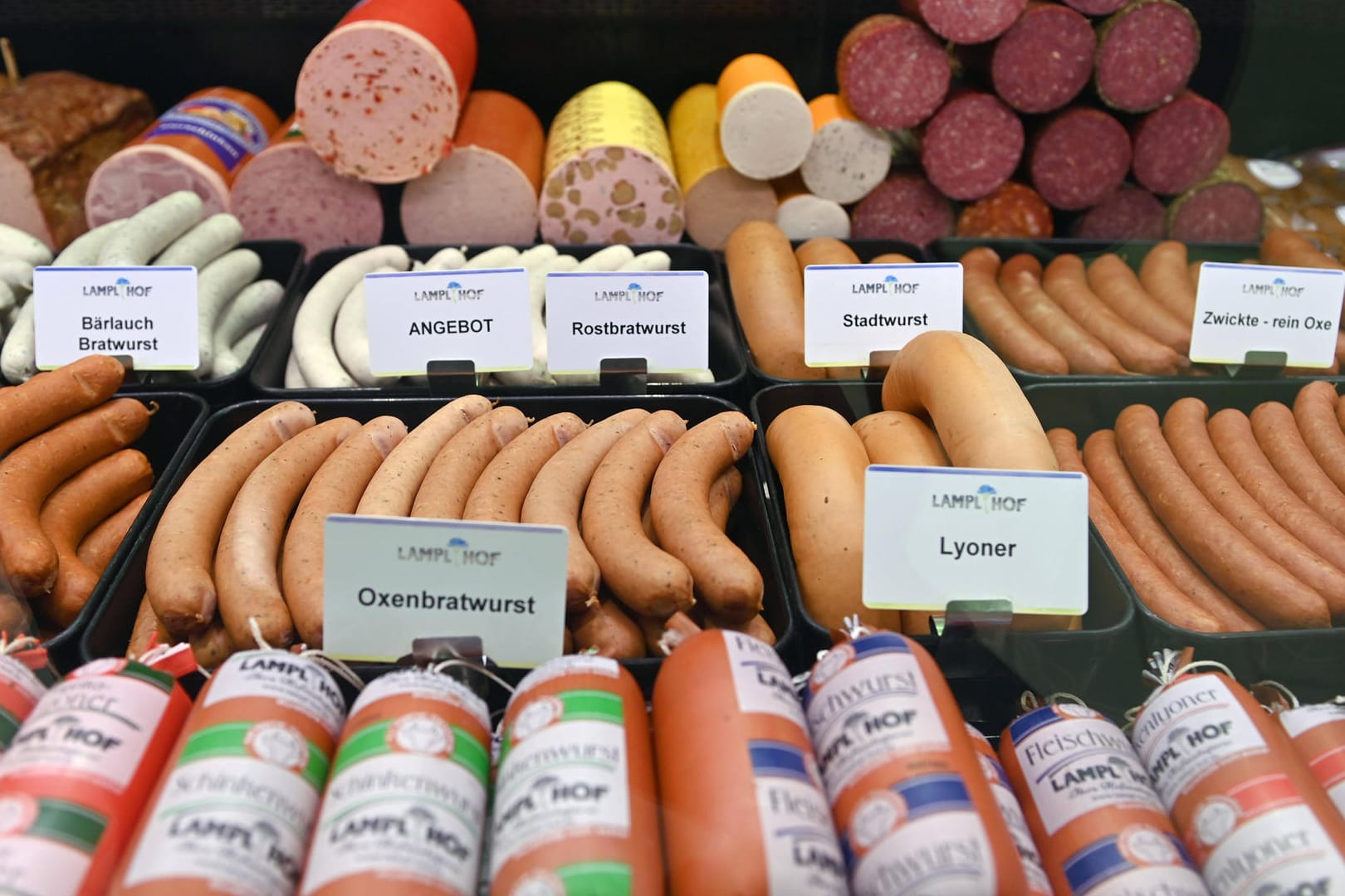 Wurstwaren in einer Fleischtheke (Symbolbild): Besonders bei Geflügel müssen Kunden tiefer in die Tasche greifen.