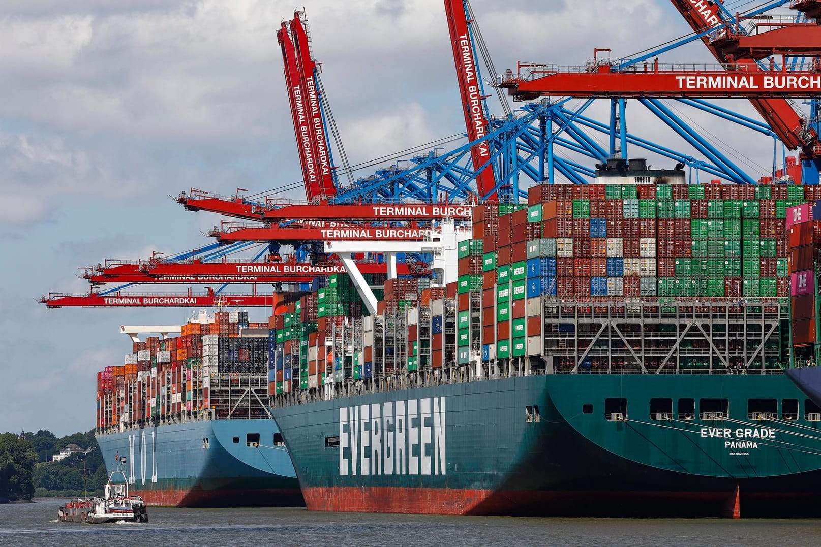 Containerschiffe im Hamburger Hafen (Symbolbild): Im Mai betrug das Exportvolumen nach Russland eine Milliarde Euro. Containerschiffe im Hamburger Hafen (Symbolbild): Im Mai betrug das Exportvolumen nach Russland eine Milliarde Euro.