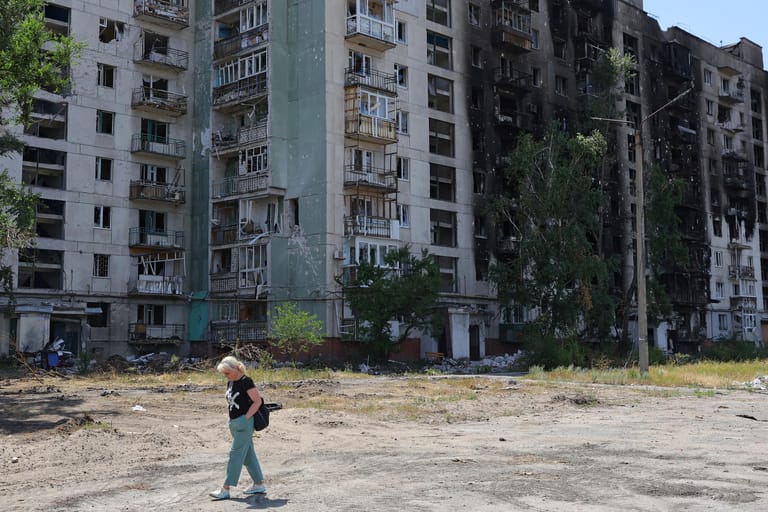 Schwer beschädigte Gebäude in Sjewjerodonezk in der Region Luhansk: Russische Truppen haben die Region inzwischen vollständig eingenommen.
