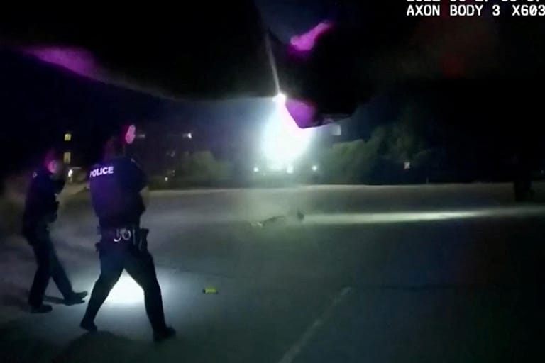 Standbild der Aufnahmen: Acht Polizisten schossen auf den 25-jährigen Schwarzen.
