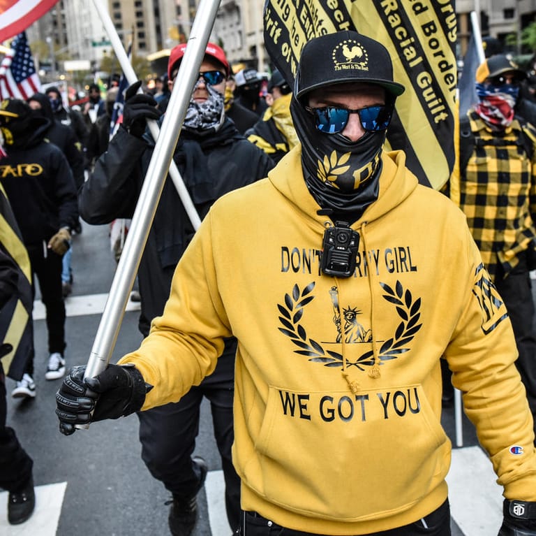 Mitglieder der ultranationalistischen Proud Boys marschieren in New York: Die Vereinigten Staaten drohen auseinanderzubrechen.