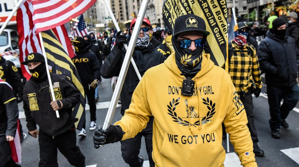 Mitglieder der ultranationalistischen Proud Boys marschieren in New York: Die Vereinigten Staaten drohen auseinanderzubrechen.
