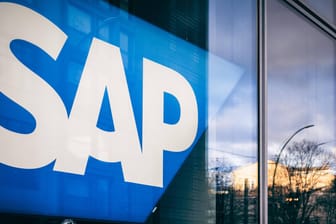 Das Logo von SAP in Berlin (Symbolbild): Der Dax-Konzern ist zwar immer noch das wertvollste deutsche Unternehmen, aber für die Top 100 weltweit reicht es dennoch nicht mehr.