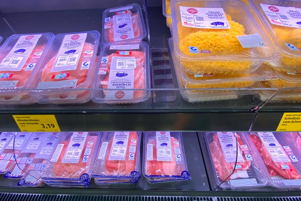 Fleischtheke bei Aldi (Symbolfoto): Die Preise könnten um bis zu zehn Prozent sinken.