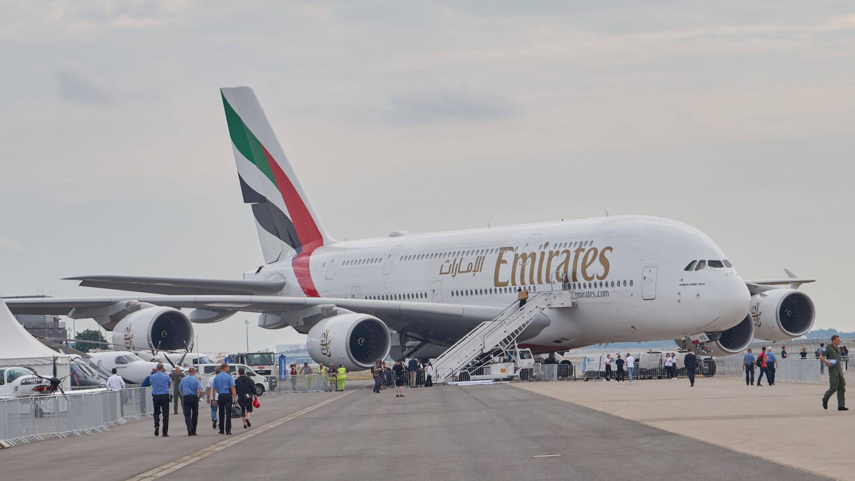 Ein Airbus A380-800 der Fluggesellschaft "Emirates" (Archiv): Laut der Airline bestand durch das Loch keine Gefahr.