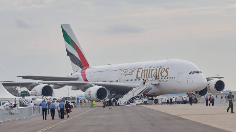 Ein Airbus A380-800 der Fluggesellschaft "Emirates" (Archiv): Laut der Airline bestand durch das Loch keine Gefahr.