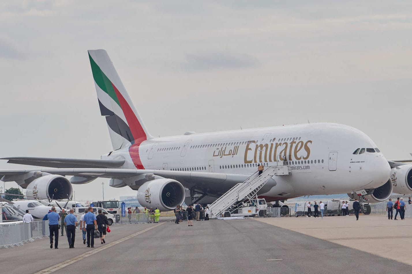 Ein Airbus A380-800 der Fluggesellschaft "Emirates" (Archiv): Laut der Airline bestand durch das Loch keine Gefahr.