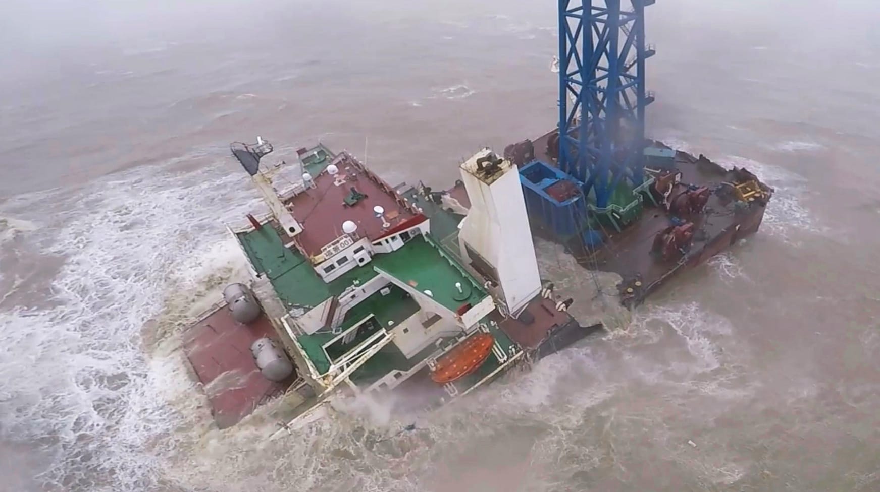 Das sinkende Schiff, aus einem Rettungshubschrauber fotografiert: Die Behörden arbeiten nun daran, die Leichen zu identifizieren. Das sinkende Schiff, aus einem Rettungshubschrauber fotografiert: Die Behörden arbeiten nun daran, die Leichen zu identifizieren.