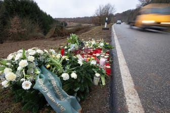 Blumen und Kerzen am Tatort in Kusel (Archiv): Im Januar starben zwei Polizisten bei einer nächtlichen Verkehrskontrolle.