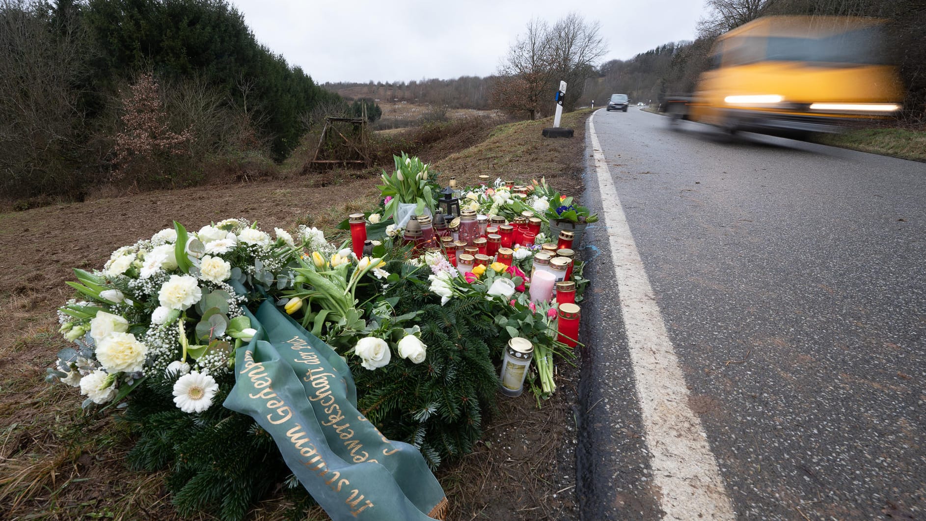 Blumen und Kerzen am Tatort in Kusel (Archiv): Im Januar starben zwei Polizisten bei einer nächtlichen Verkehrskontrolle. Blumen und Kerzen am Tatort in Kusel (Archiv): Im Januar starben zwei Polizisten bei einer nächtlichen Verkehrskontrolle.