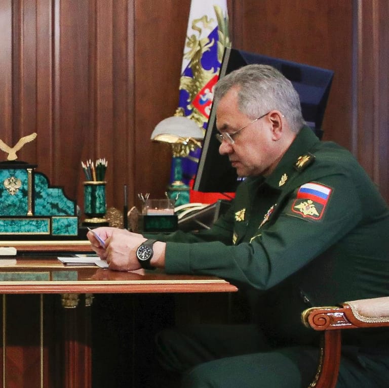 Wladimir Putin und Sergej Schoigu: Der russische Präsident und sein Außenminister trafen sich am Montag – einen Tag nach der Eroberung von Lyssytschansk.