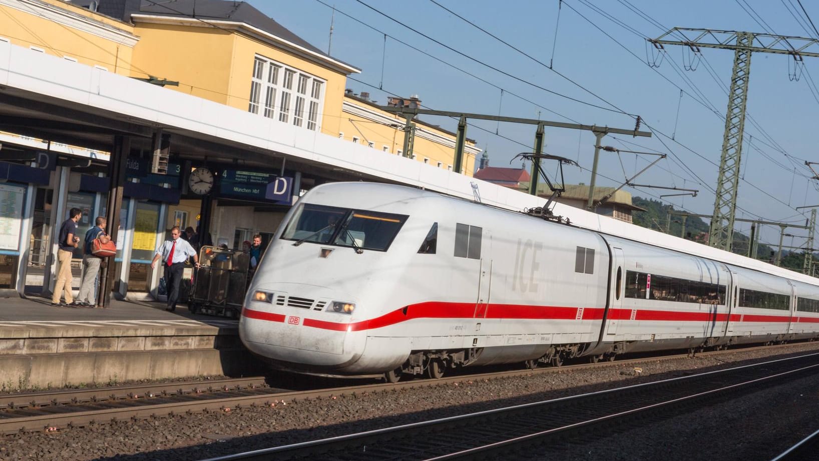 ICE im Bahnhof Fulda: Der Zug wurde nach rund 20 Kilometern gestoppt.