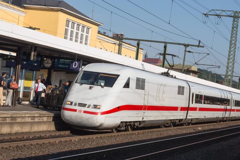 ICE im Bahnhof Fulda: Der Zug wurde nach rund 20 Kilometern gestoppt.