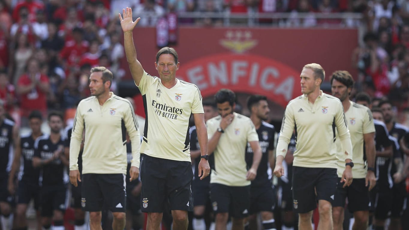 Roger Schmidt beim Einlauf ins Stadion: Der deutsche Trainer kam von der PSV Eindhoven nach Lissabon.